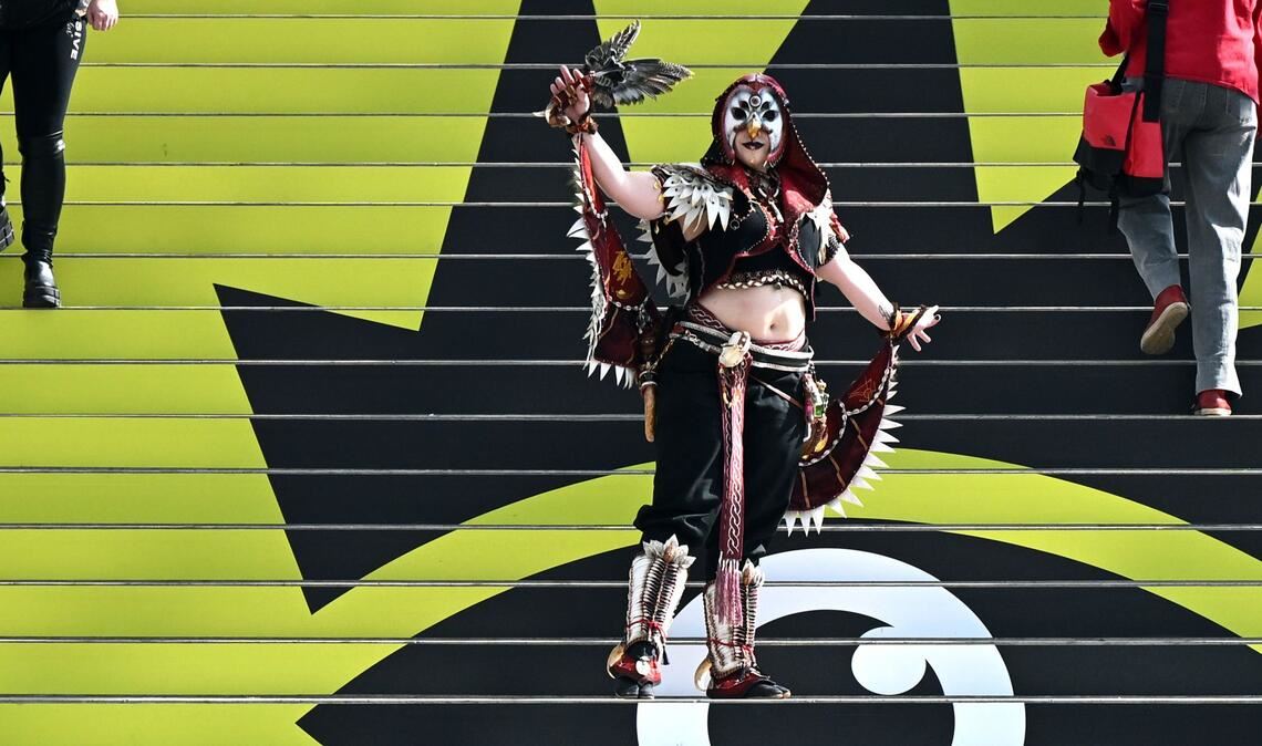 Boten aus einer anderen Welt: eine Cosplayerin auf der großen Treppe der Glashalle.