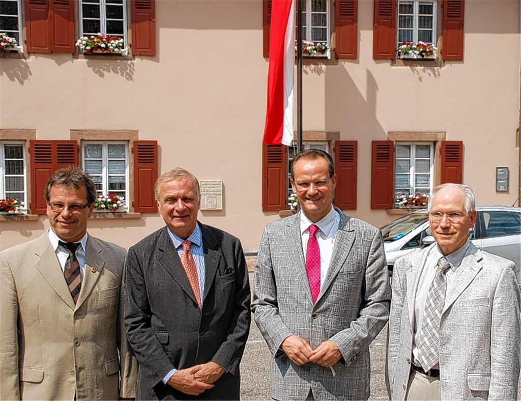 Botschafter Dr. Ralph Scheide (2.v.li.) mit Gunther Krichbaum (2.v.re.), Bürgermeister Andreas Felchle (li.) sowie den Maulbronner Stadtrat Erhard Knittel vor dem Rathaus Maulbronn.