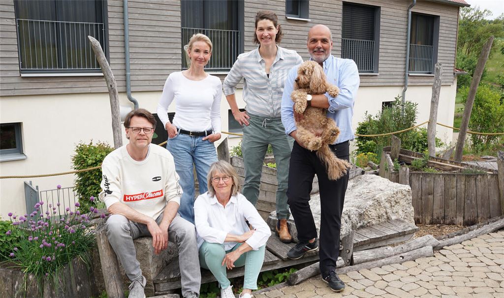 Botschafterinnen und Botschafter für die „Familienherberge Lebensweg“ (v. li.): Klaus-André Eickhoff, Verena Handl, Initiatorin Karin Eckstein, Carina Bär-Mennigen und Jay Alexander mit Hündin Charlotte. Es fehlt Fußball-Weltmeister Guido Buchwald. Foto: Bastian