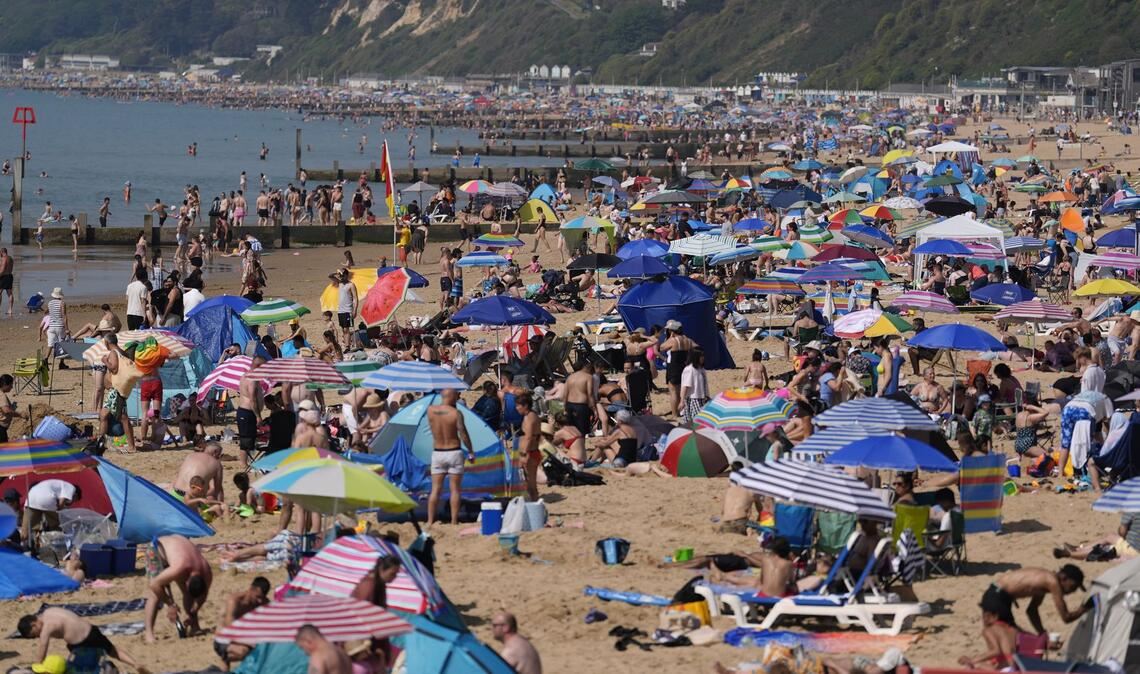Bournemouth im Badewetter: In Dorset genießen Menschen die Hitze am Strand in Großbritannien.