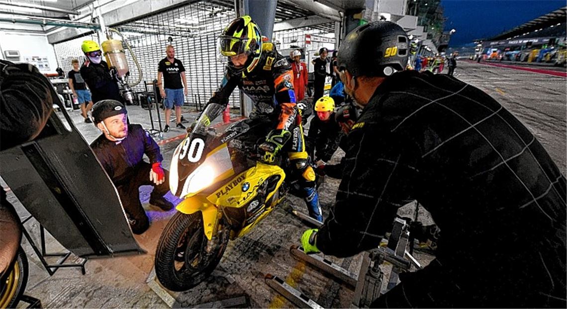 Boxenstopp: Dominik Vincon atmet während des dreistündigen Rennens auf dem Sepang International Circuit kurz durch. Mateusy Jagielski & Lukas Swiderek