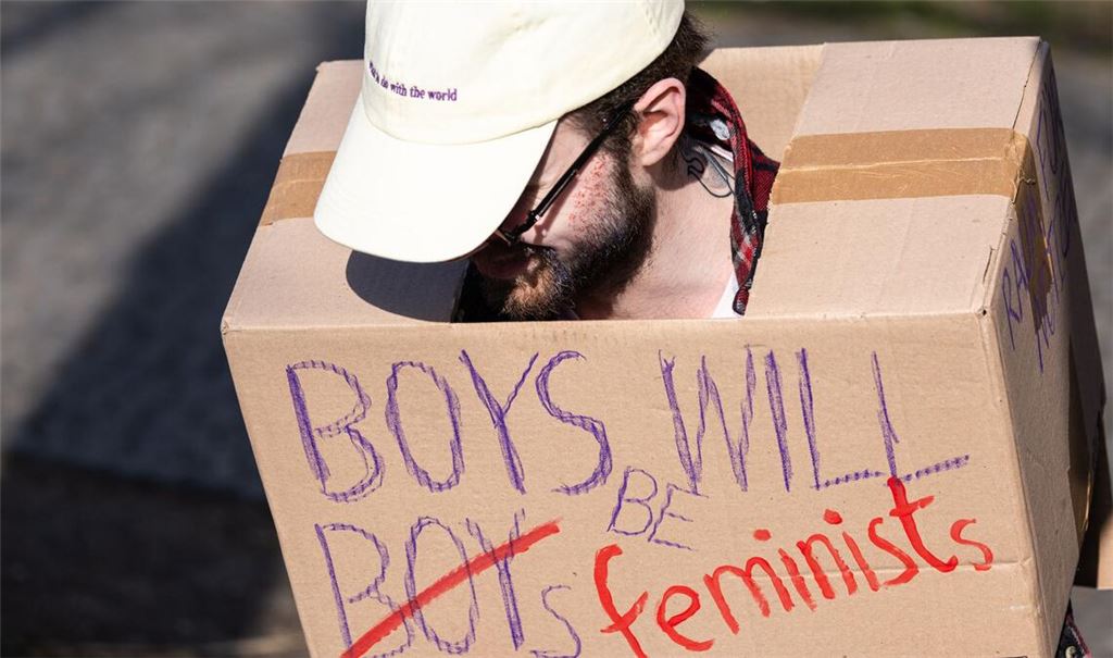 Boys will be Boys? Ein Teilnehmer einer Frauentagsdemonstration spricht sich dafür aus, dass Jungs lieber Feministen werden. (Archivbild)