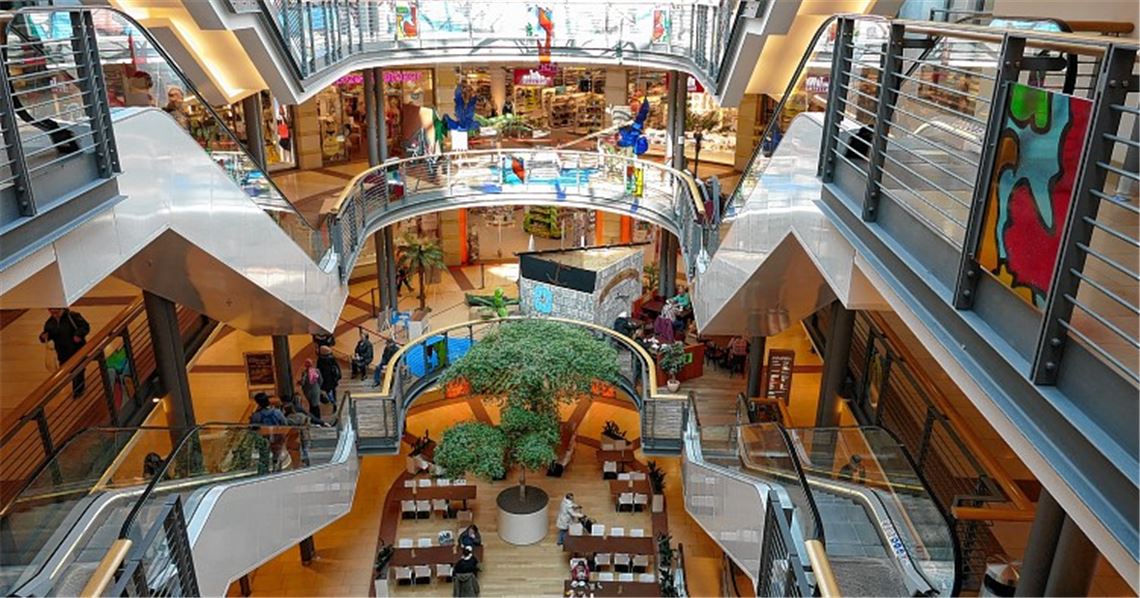 Branchenmix auf drei Ebenen: Die Schlössle-Galerie am westlichen Ende der Fußgängerzone feiert ihr zehnjähriges Bestehen. Bild rechts unten: Center-Manager Jochen Sauer.