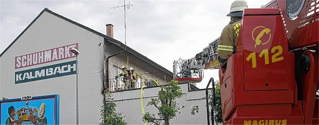 Brand auf Schuhmarkt-Balkon