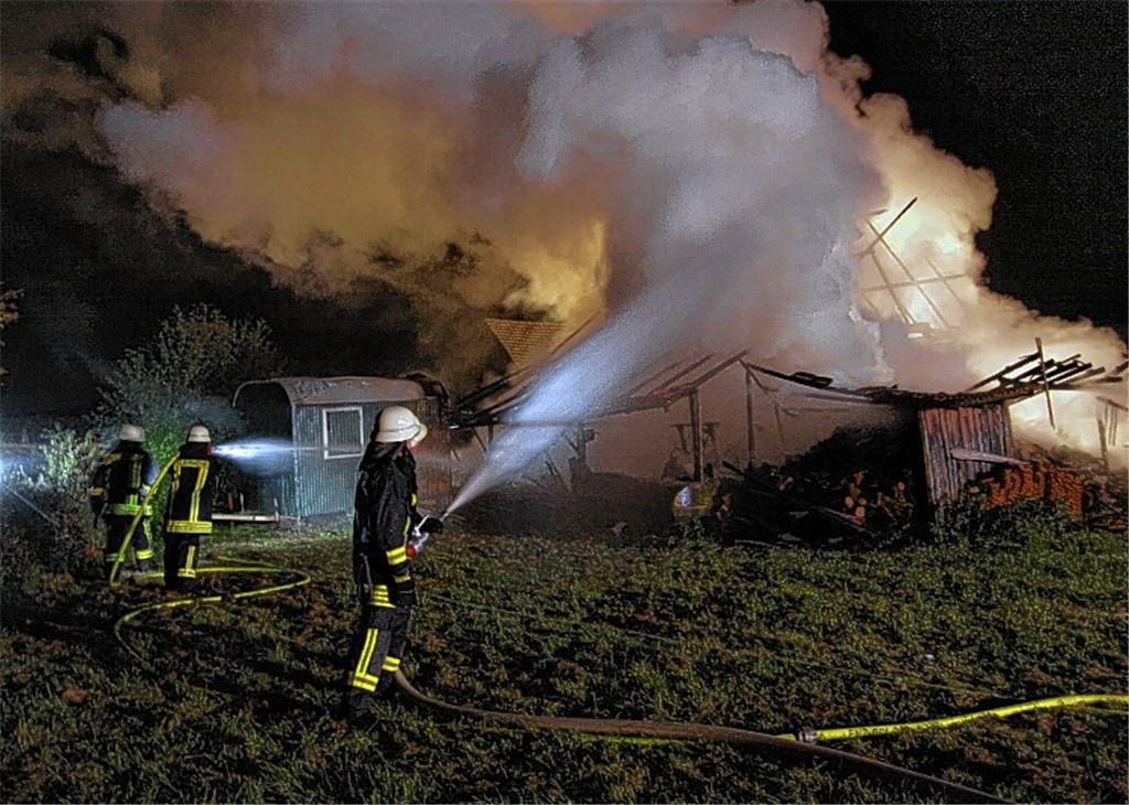 Brand bei Schützingen: Während eine Scheune gerettet werden konnte, ist eine zweite, in der sich landwirtschaftliche Geräte und Fahrzeuge befanden, zerstört worden. Foto: Sadler