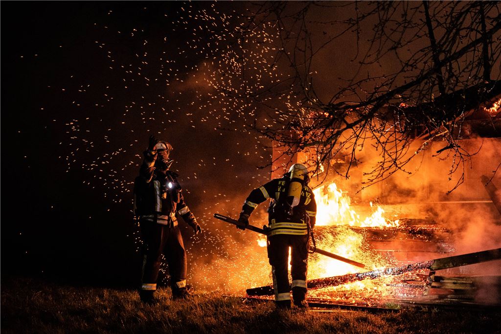 Eindrucksvoller Scheunenbrand in Vaihingen-Riet - Schneune brenntkomplett ab - Feuerwehr muss Wasserversorgung ueber lange Wegstreckenherstellen