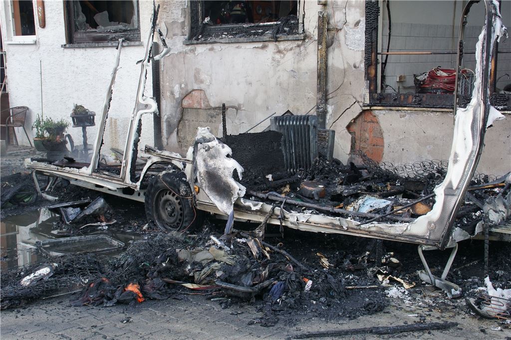 Koenigsbach: Wohnwagen an Reiterhof steht in Vollbrand - Reiterhalle stark beschaedigt