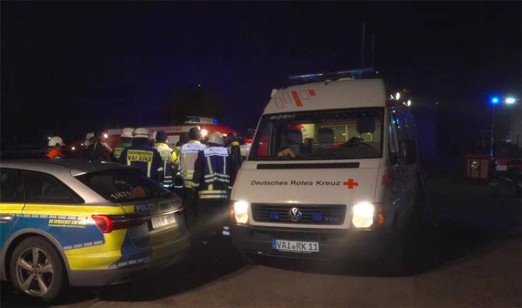Brand in Vaihinger Asylunterkunft: Einsatzkräfte besprechen sich. Fotograf: 7aktuell.de/Hald