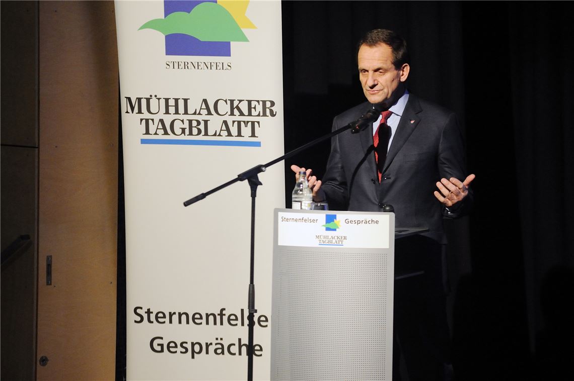 Brandaktuelles Thema: Wenige Tage nach dem Zuschlag für Hamburg wirbt DOSB-Präsident Alfons Hörmann in der Diefenbacher Gießbachhalle für die Spiele in Deutschland. Foto: Fotomoment