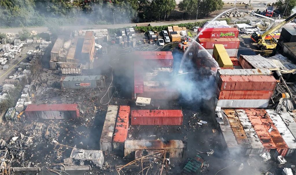 Brandbekämpfung an mehreren Stellen gleichzeitig - der Großbrand im Hamburger Hafen hat rund 320 Einsatzkräfte beschäftigt.