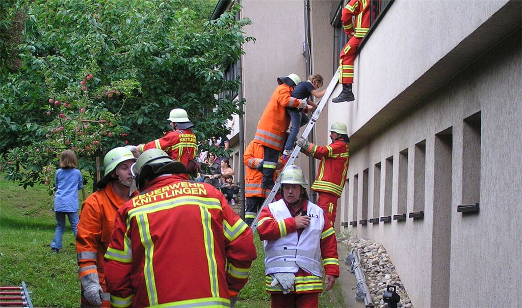 Brandschutzfragen beschäftigen die Stadt Knittlingen. Eine Analyse der Situation soll unter anderem für die Grundschule in Freudenstein erfolgen. Unser Bild zeigt eine Übung der Feuerwehr an der Schule. Foto: Archiv