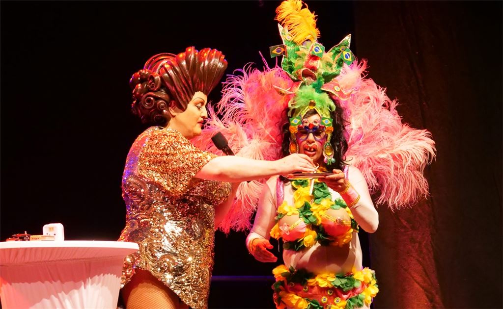 Brasilianisch servierte erfrischende Getränke machen Stars in Glitzer-Outfit grundsätzlich glücklich. Foto: Friedrich