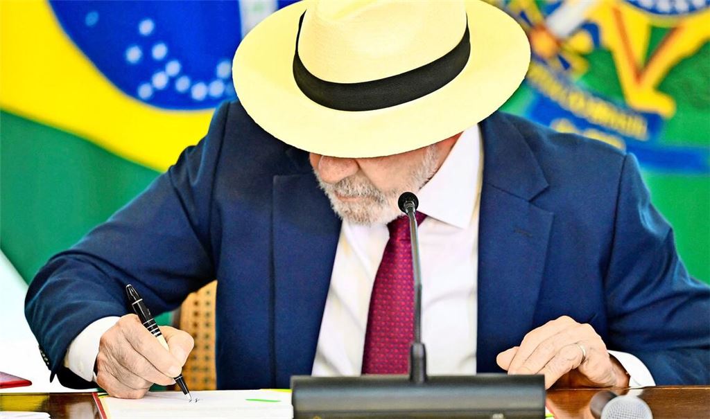 Brasiliens Präsident Luiz Inacio Lula da Silva unterzeichnet das Papier, mit dem das Mercosur-Abkommen in seinem Land umgesetzt wird.