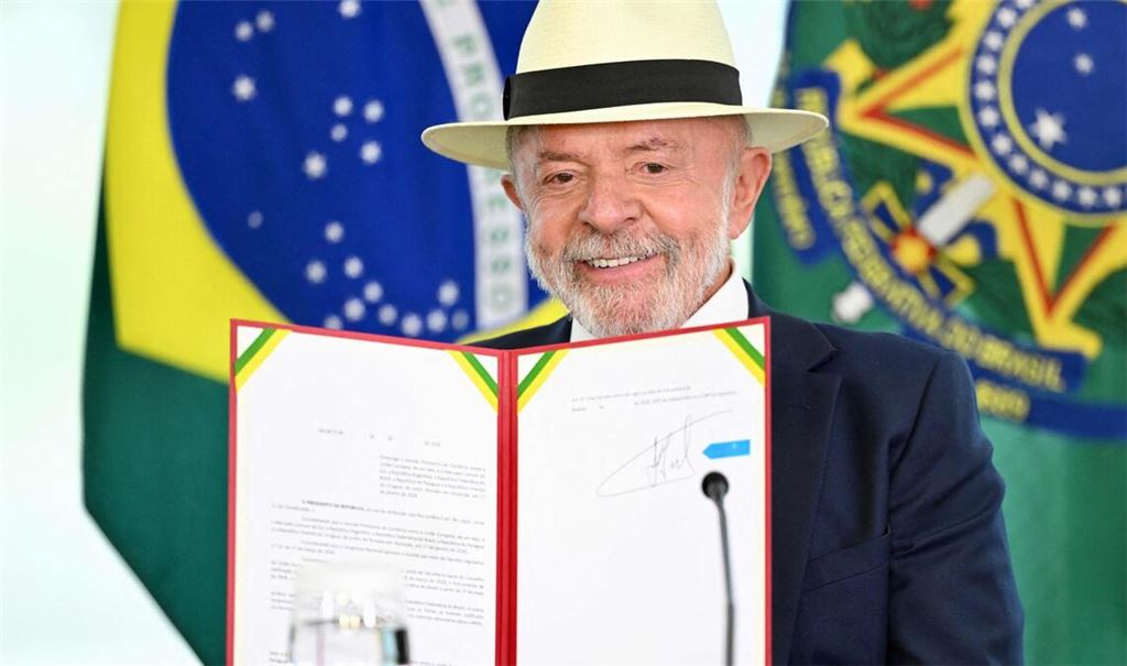 Brasiliens Präsident Luiz Inacio Lula da Silva zeigt die Urkunde, mit der das Mercosur-Abkommen in seinem Land umgesetzt werden soll.