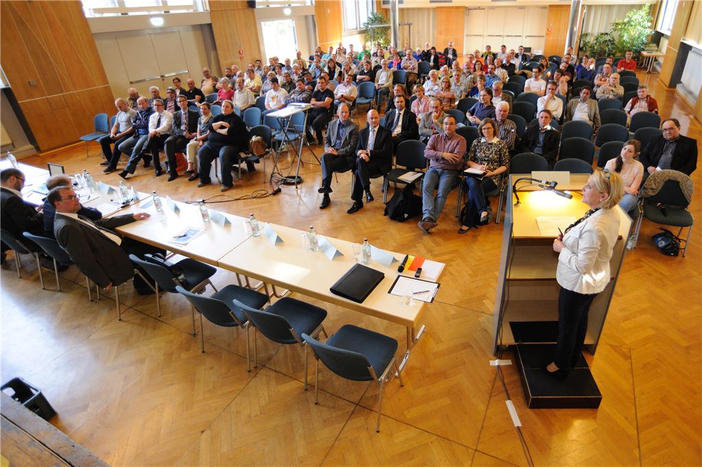 Braucht Mühlacker ein neues Industriegebiet – und wenn ja: wo ? Mit dieser Frage haben sich eine ganze Reihe von Fachleuten und rund 150 Besucher im Uhlandbau beschäftigt.  Foto: Fotomoment