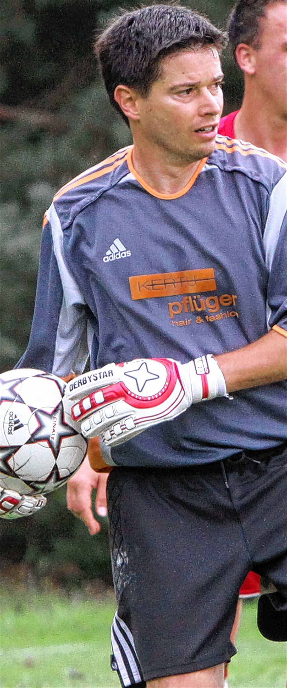 Brechen eine Lanze für die Schlussmänner im Allgemeinen und Manuel Neuer im Besonderen: die Torwart-Kollegen Reinhold Baral (TSV Wiernsheim), Ralph Augenstein (TSV Großglattbach), Marco Euchenhofer (SV Iptingen) und Marco Blessing (Phönix Lomersheim, v.li.) finden, der deutsche Nationalkeeper und Bayern-Profi wäre ein würdiger Weltfußballer des Jahres gewesen.Archivfotos: Eigner