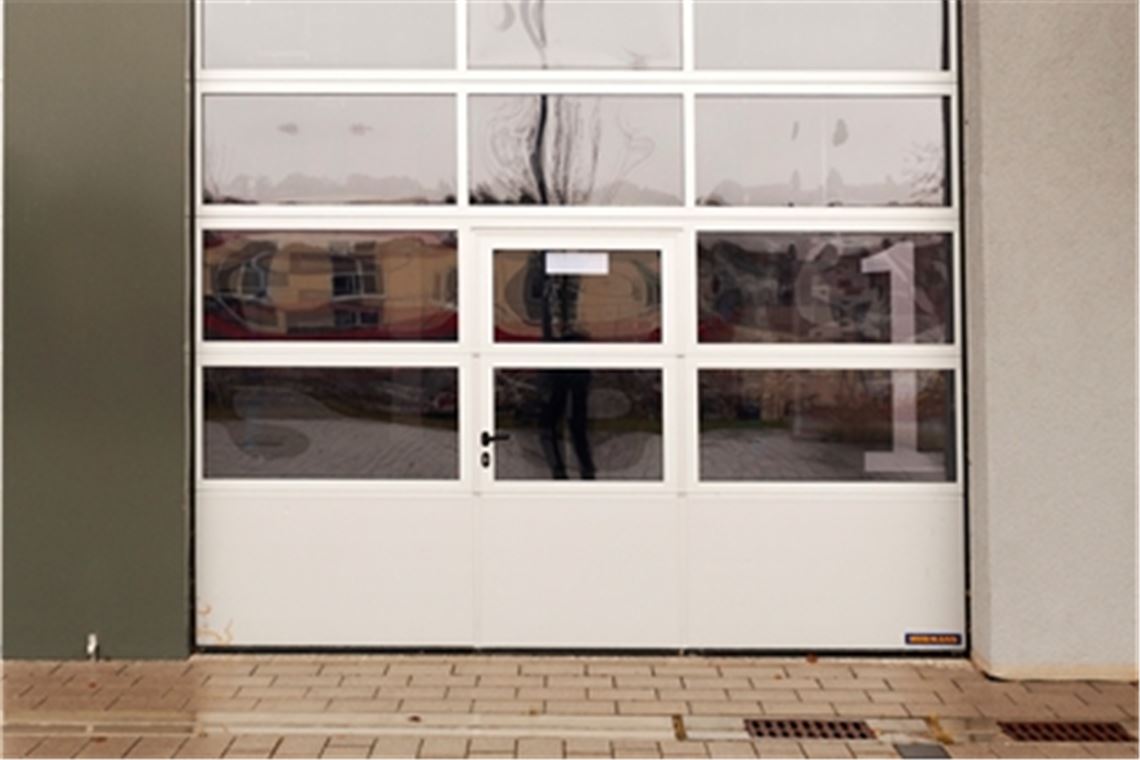 Breit genug für die Fahrzeuge: eines der Tore der neuen Feuerwache. Foto: Fotomoment