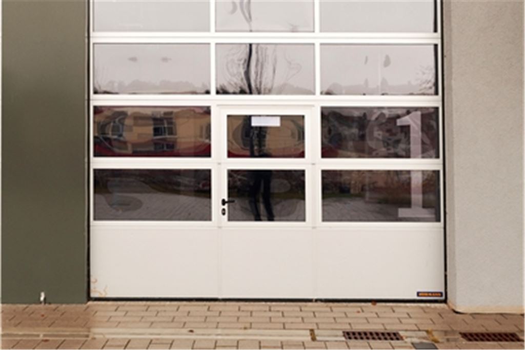 Breit genug für die Fahrzeuge: eines der Tore der neuen Feuerwache. Foto: Fotomoment