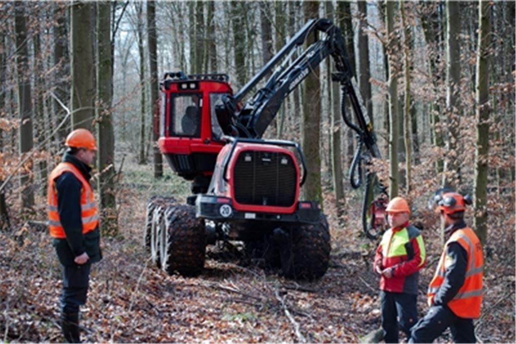 Breite Reifen verteilen das Gewicht des Fahrzeugs auf eine möglichst große Fläche. So soll der Waldboden geschützt werden. Fotos: Fotomoment