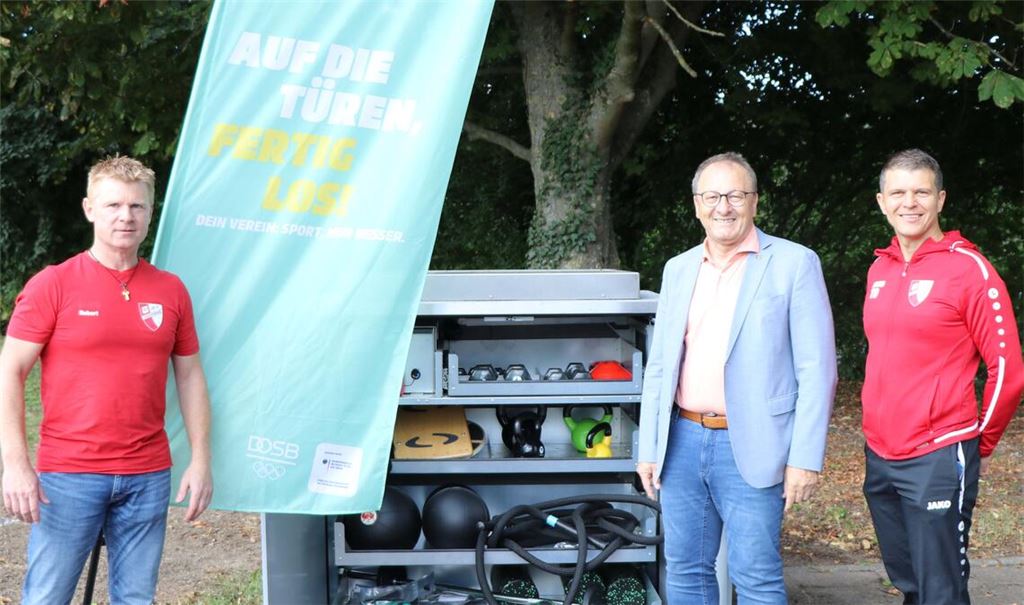 Breitensport-Abteilungsleiter Robert Simon, Bürgermeister Thomas Nowitzki und Vorstand Thorsten Dittes (v.li.) bei der Übergabe der Sportbox. Foto: Lohner