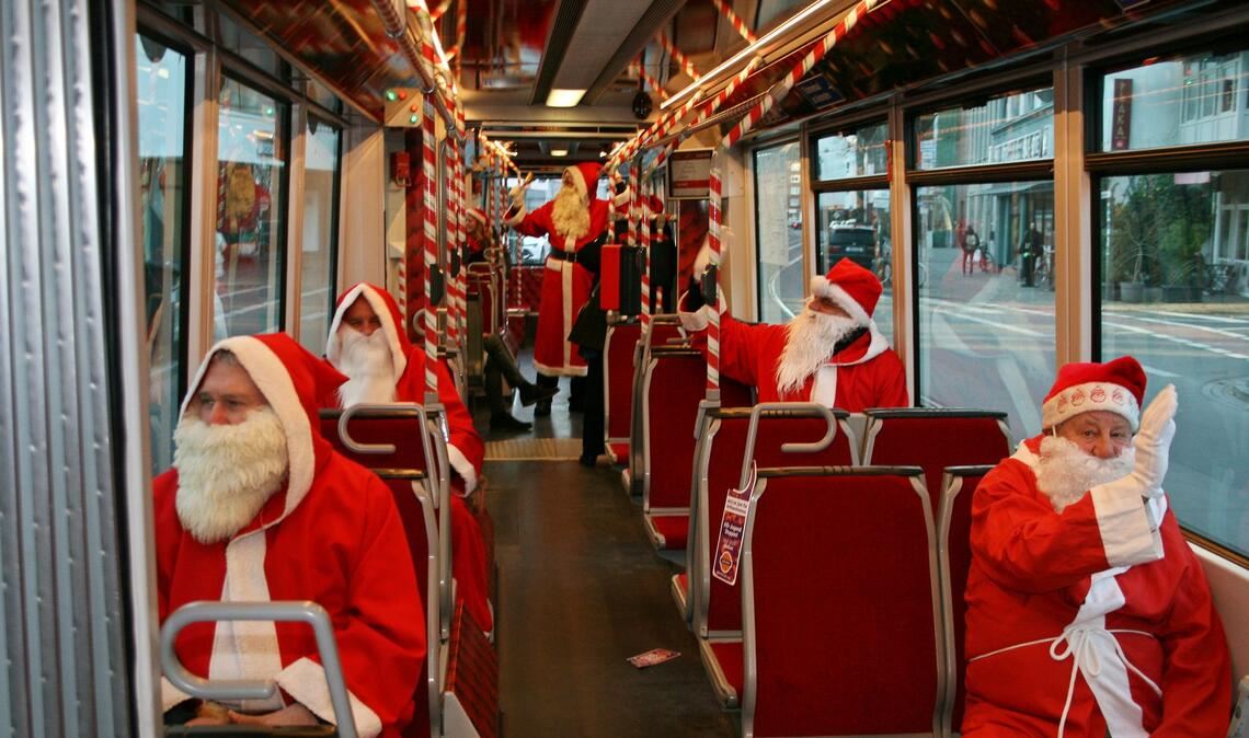 Bremer Weihnachtsmänner fahren eine erste Runde mit der Weihnachtsbahn zum Rathaus.