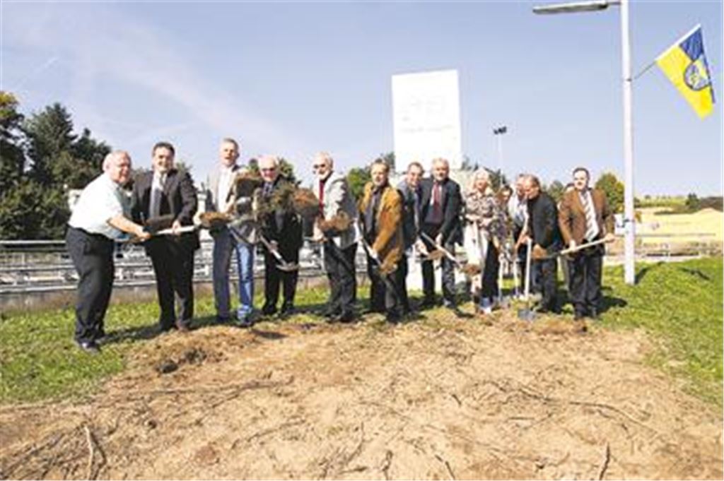Bremst die Insolvenz der Pforzheimer Baufirma Pfirmann die millionenschwere Erweiterung der Kläranlage in Lomersheim aus? An diese Frage hat beim Spatenstich wohl keiner der beteiligten Politiker gedacht. Archivfoto: Sadler