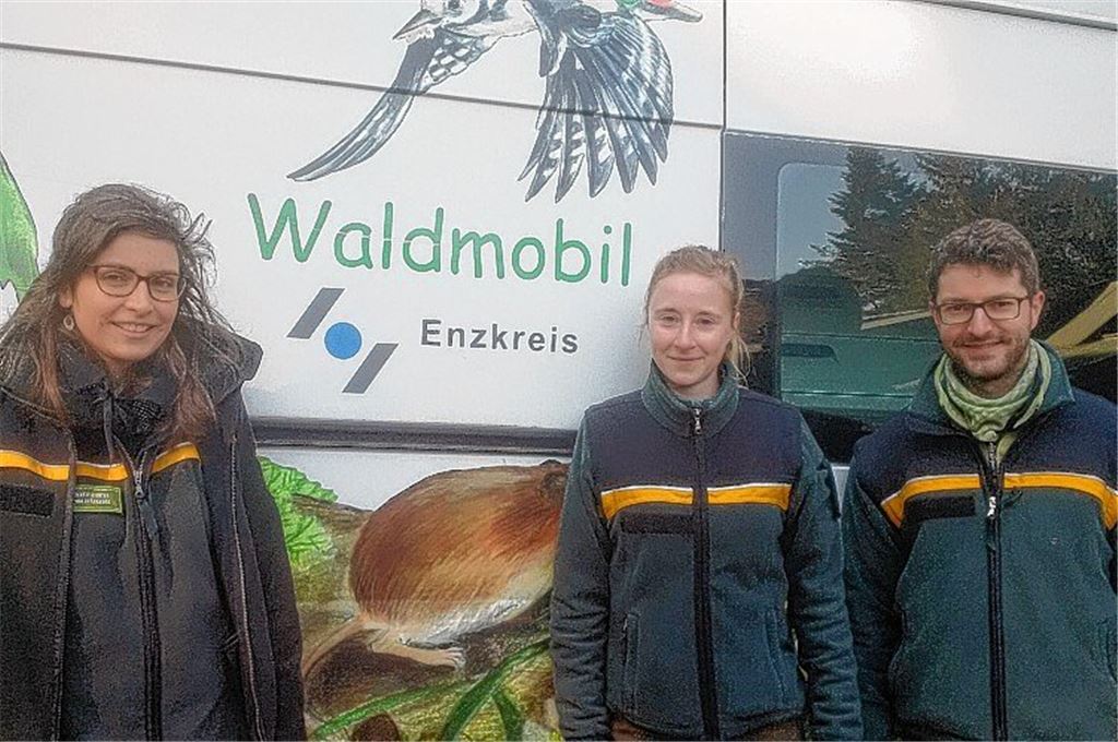 Trio stellt Kindern den Wald vor