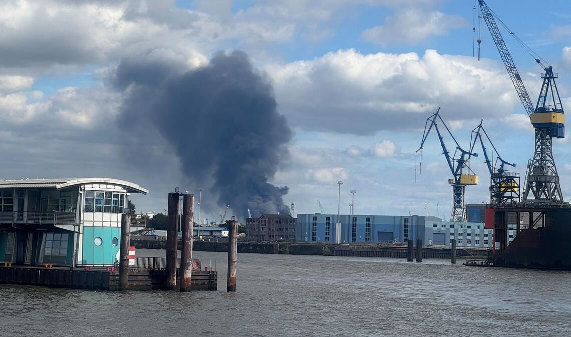 Feuerwehr zum Brand in Hamburg: Es gibt Verletzte Brennende Trümmerteile haben laut Feuerwehr mindestens ein weiteres Gebäude in Brand gesetzt.