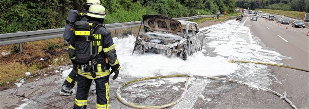 Brennendes Auto auf der A8