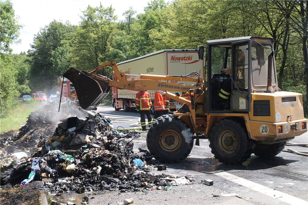 Brennendes Müllauto. Foto: Appich