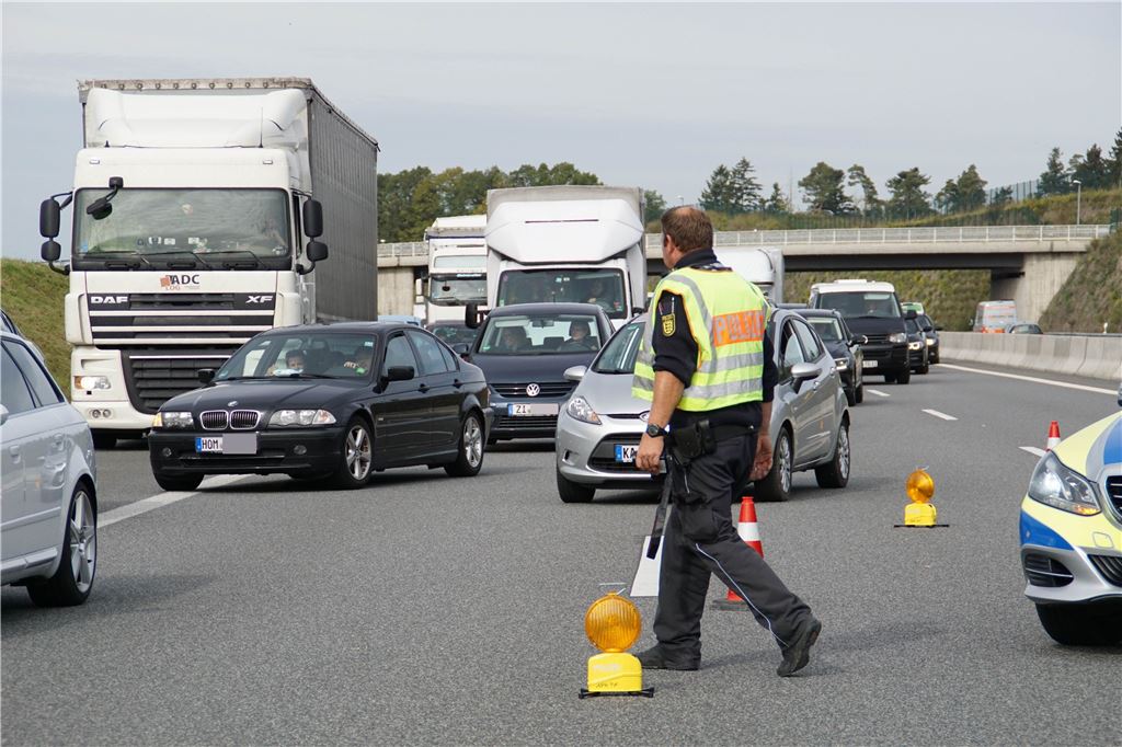 Friolzheim: Schwerer Lkw Unfall mit Vollbrand auf der A8 bei Friolzheim fordert 1 schwer verletzten Fahrer