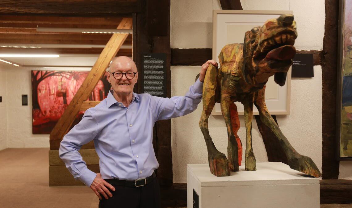 Neue Schau stellt existenzielle Fragen Brennt für seine Bilder und Skulpturen: der Sammler Manfred Heinrich, der mit der vierten Hängung im Schafhof 2 seine bisher privateste Schau konzipiert hat. Fotos: Disselhoff/privat