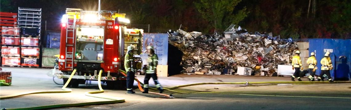 Brenzliger Einsatz für die Rettungskräfte: Elektroschrott entzündet sich auf dem Freigelände einer Recyclingfirma in Oberderdingen. Foto: Waldemar Gress / Einsatz-Report24
