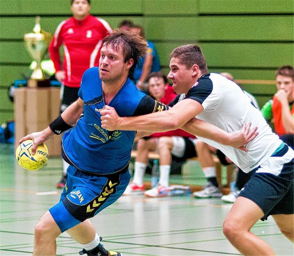 Brettens Abwehr hat Blau-Gelb Mühlacker (Christian Jaehdeke am Ball) im Griff. Foto: Zschorsch
