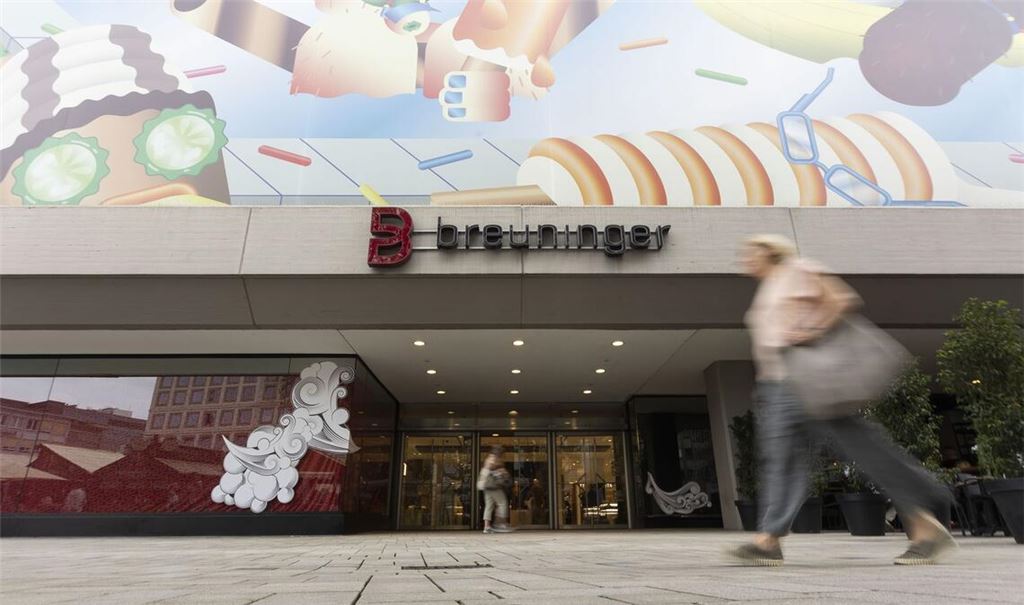 Breuninger gestaltet mitunter seine Fassade bunt. Jetzt wirbt das Kaufhaus mit Schriftstellern.
