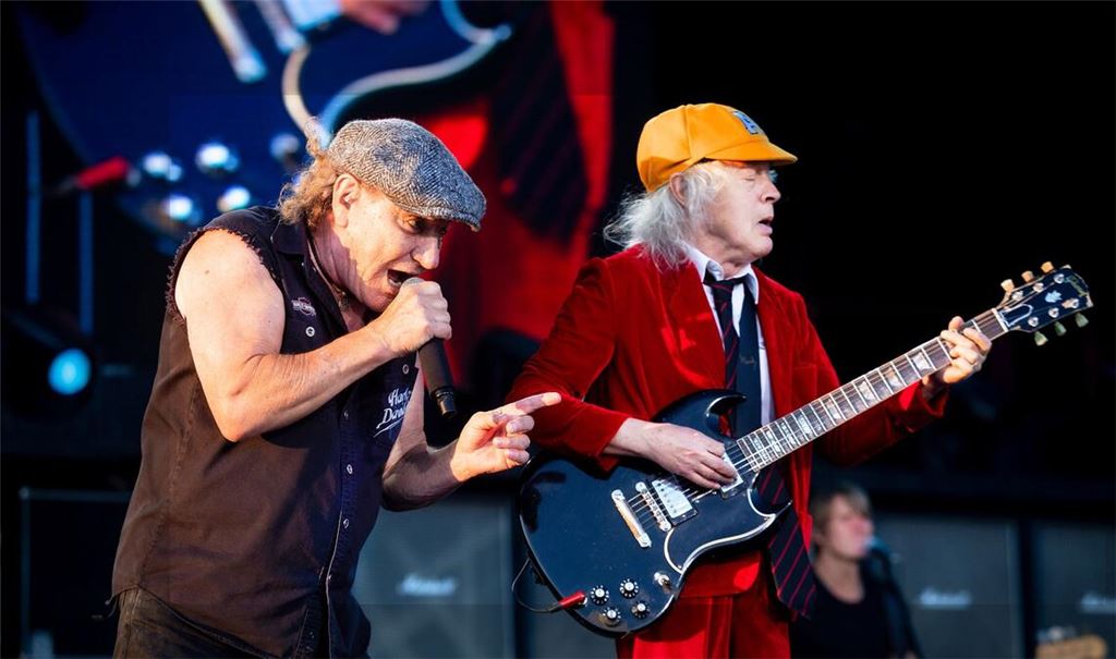 Brian Johnson (links) und Angus Young von AC/DC beim Auftritt am  Sonntag in Karlsruhe