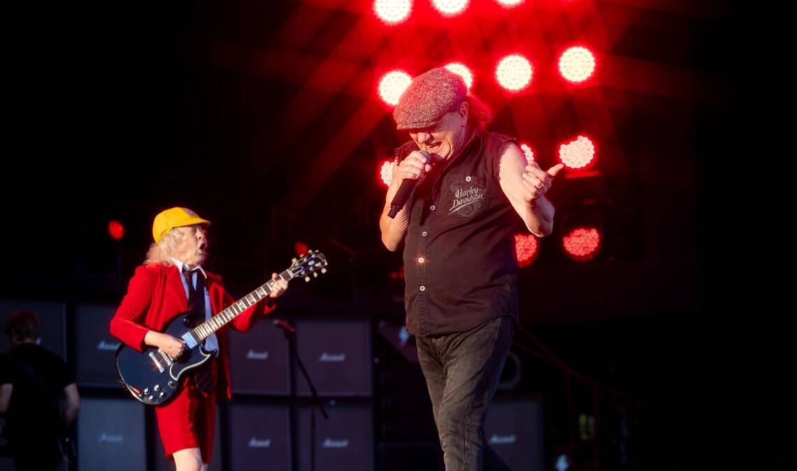Brian Johnson (rechts) und Angus Young auf der Bühne in Karlsruhe.