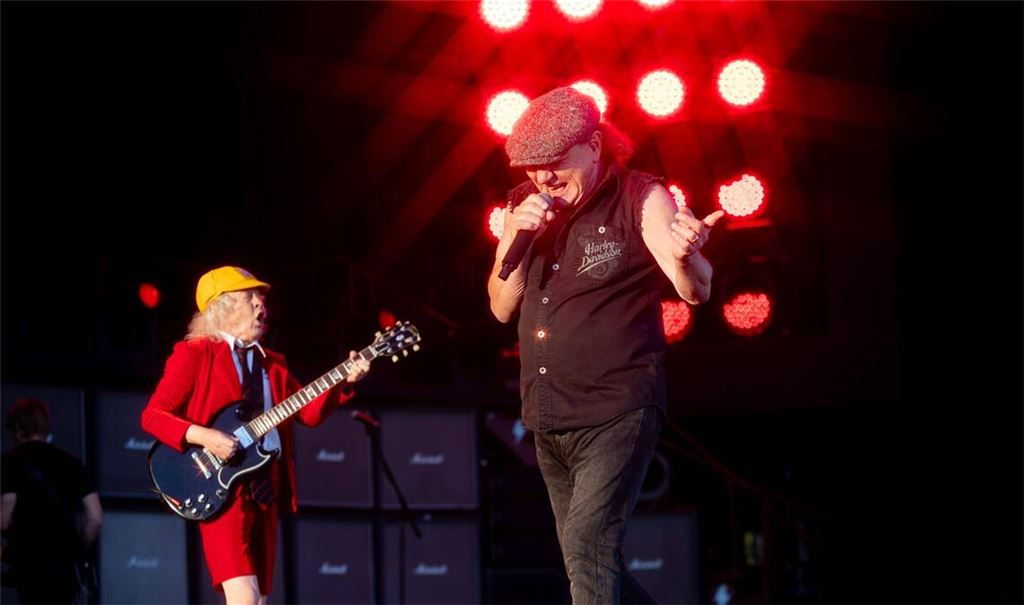 Brian Johnson (rechts) und Angus Young auf der Bühne in Karlsruhe.
