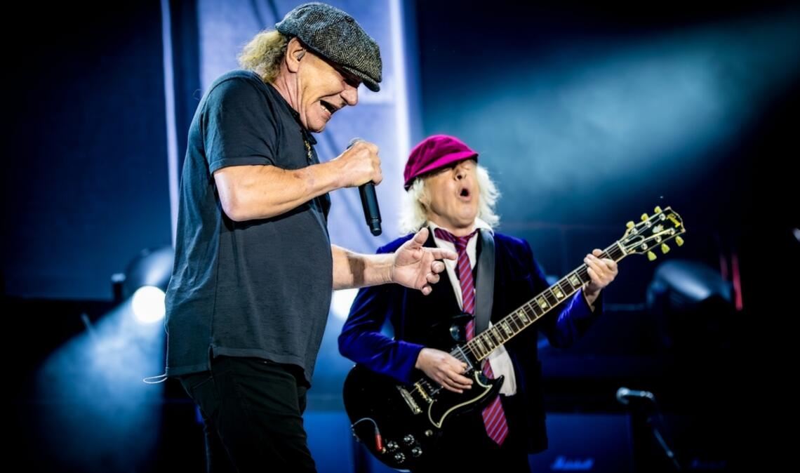 Brian Johnson und Angus Young stehen auch im stolzen Alter von 77 bzw. 70 Jahren noch auf der Bühne.
