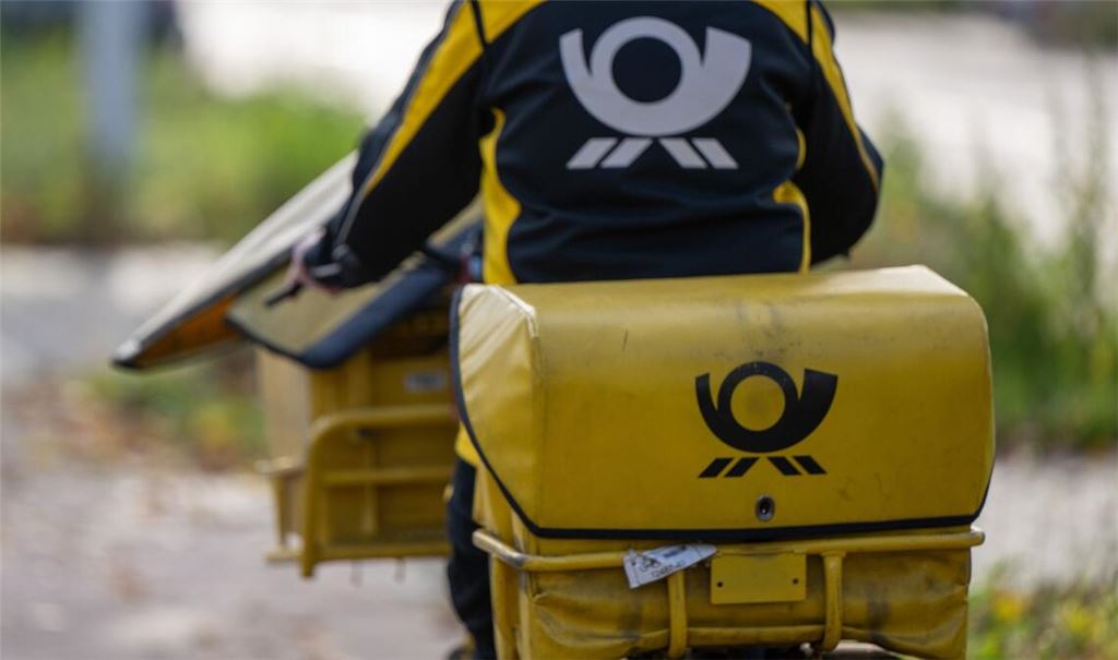 Briefe auf dem Weg zum Briefkasten - es werden immer weniger.