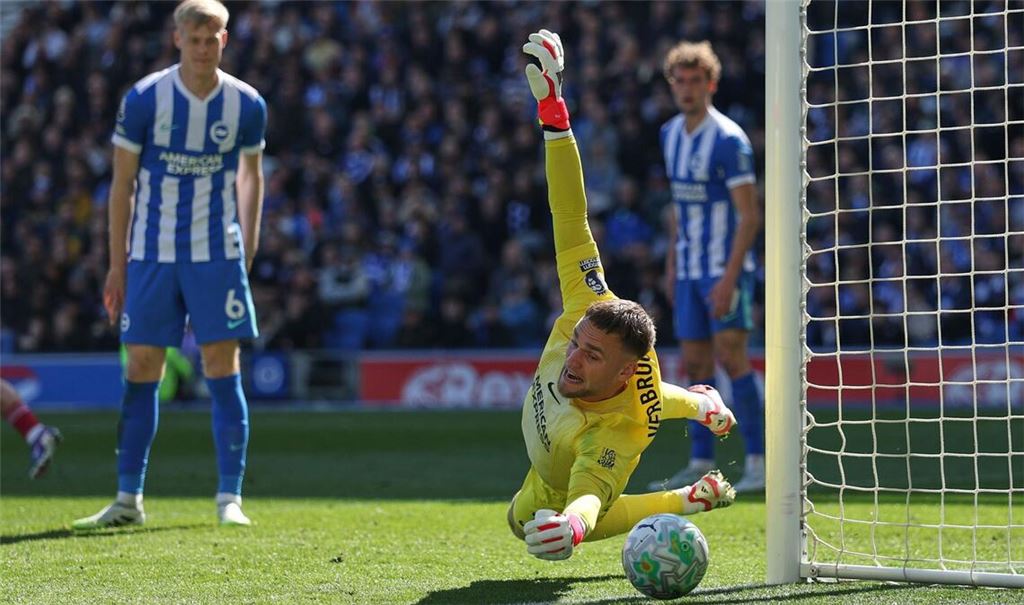 Brightons Torhüter Bart Verbruggen am Ball.