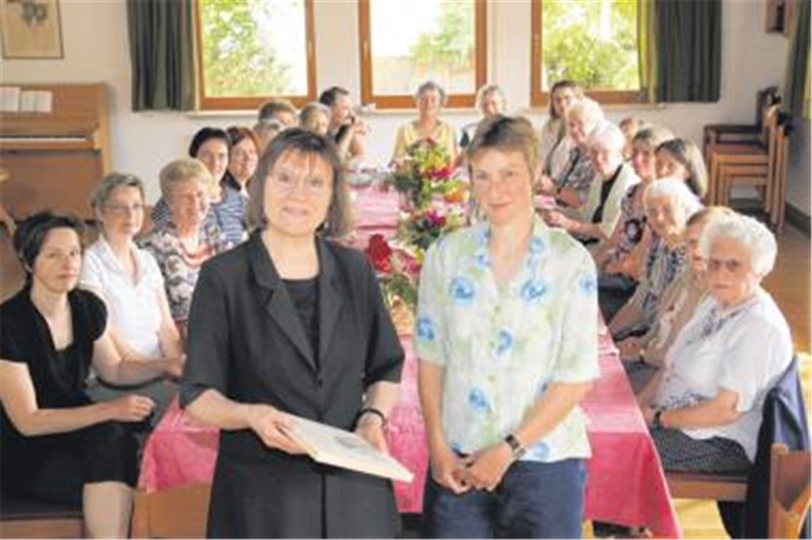 Brigitte Dingler (re.) freut sich über den Besuch der Rhetoriktrainerin Dr. Ursula Degen, die beim Lomersheimer Frühstückstreff über moderne Umgangsformen referiert.
 Foto: Goertz