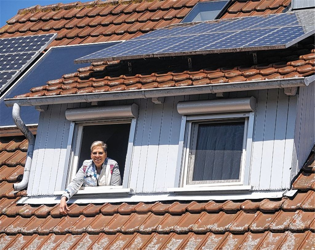 Brigitte Grausam ist nicht auf das Angebot eines mobilen Handwerkers reingefallen. Ihre Dachziegel sind, entgegen anderslautender Behauptungen, nicht reparaturbedürftig. Foto: Fotomoment