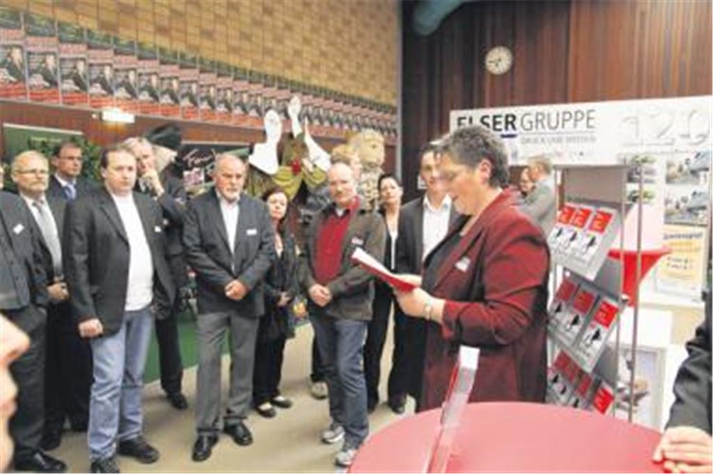 Brigitte Grausam (re.), Vorsitzende des Gewerbevereins, führt die Gäste über die 64 Messestände, die bis Sonntag nach Illingen locken. Fotos: Goertz