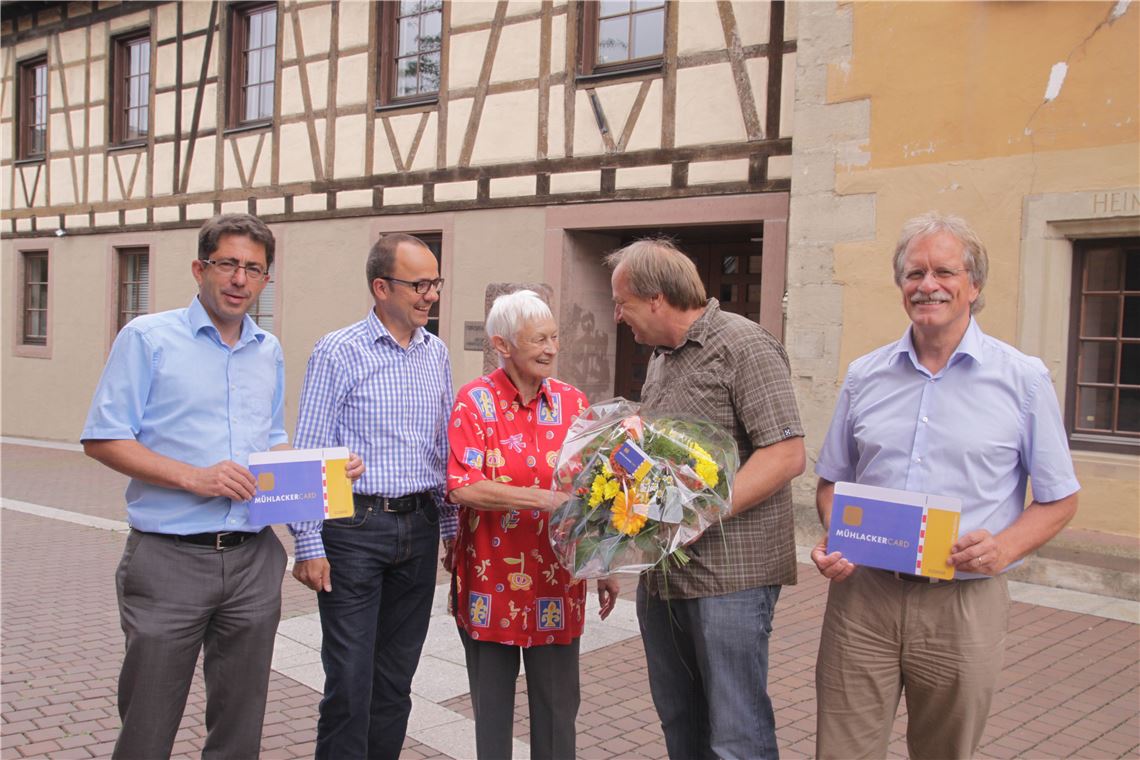 Brigitte Walz aus Mühlacker hat den Hauptgewinn beim Gewinnspiel MühlackerCard erhalten. Sie kann sich über die 20 000. MühlackerCard mit 20 000 Bonuspunkten im Wert von 200 Euro freuen. Zusammen mit einem Blumenstrauß überreicht Martin Rudolf den Gewinn. Mit dabei: Citymanager Thomas Müller (2. v. li.), Stadtwerke-Geschäftsführer Jürgen Meeh(re.) und Elser-Geschäftsführer Hans-Ulrich Wetzel (li.).  Foto: Franz