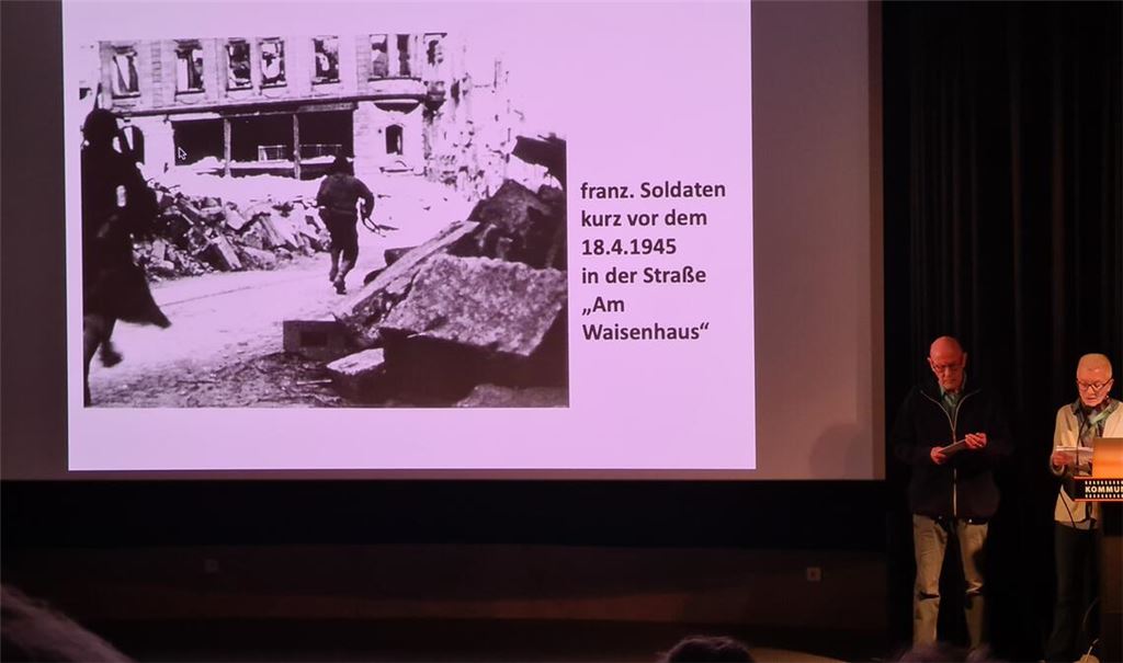 Brigitte und Gerhard Brändle berichten im Kommunalen Kino in Pforzheim über „Weiße Fahnen gegen Zerstörung und Tod“ in der Endphase des Zweiten Weltkriegs in der Region. Foto: Metzbauer