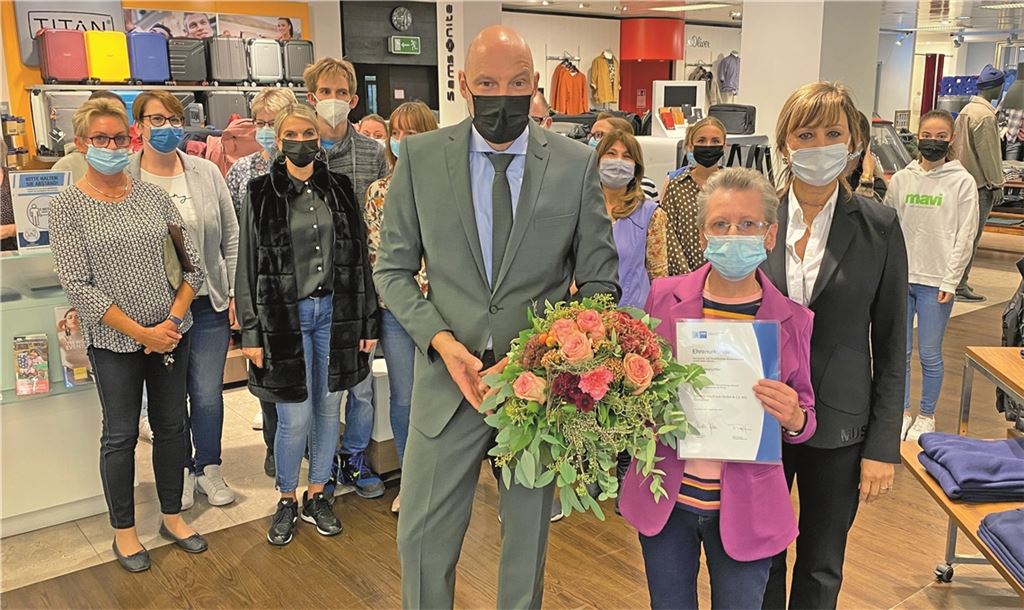 Brigitte und Klaus Sämann (im Vordergrund) bedanken sich bei ihrer Mitarbeiterin Helma Löffler, die seit 1971 im Unternehmen tätig ist. Foto: privat