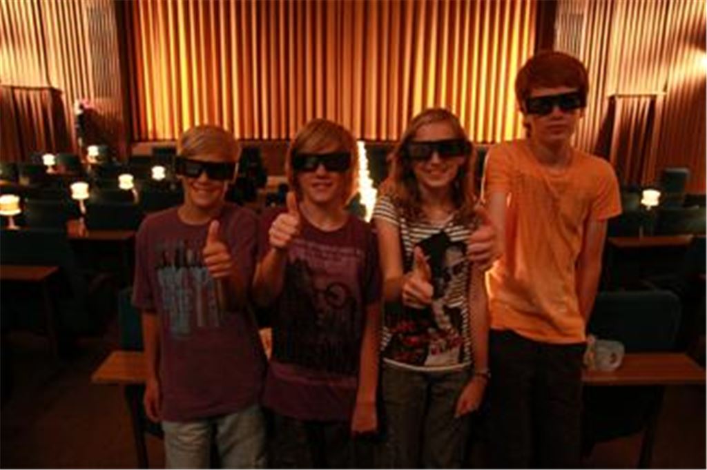 Brille und Vorhang auf für den Magier Harry: Liewen (v. li.), Noel, Aylin und Hannes sind die ersten, die bei der Harry-Potter-Preview die neue Kinowelt in Mühlacker betreten.
 Foto: Disselhoff