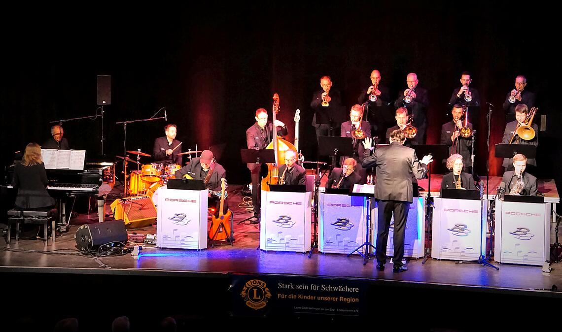 Bringen PS auf die Bühne: Die Mitglieder der „Porsche Big Band“ geben beim Konzert in Vaihingen mächtig Gas. Foto: Dr. Bastian