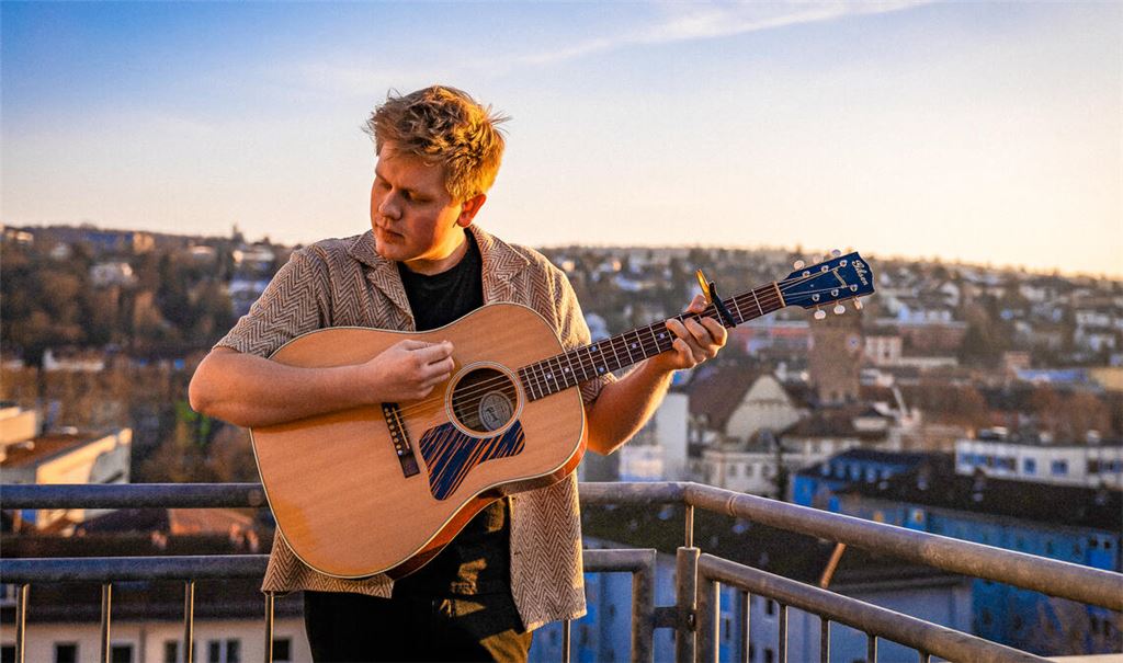 Bringt musikalische Gäste mit: Sänger Jonas Gavriil aus Pforzheim. Foto: David Beihofer